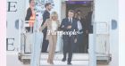 Les Macron au G7 : Brigitte brille en col lavallière, Emmanuel fait tomber la veste !