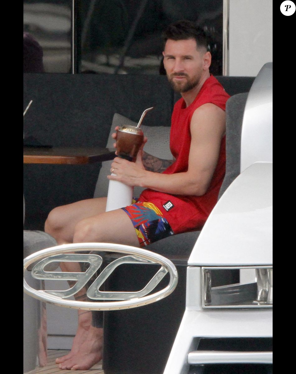 Lionel Messi, sa femme Antonela et leurs enfants se détendent sur un yacht avec Cesc Fabregas, sa femme Daniella et leurs enfants à Ibiza le 20 juin 2022.