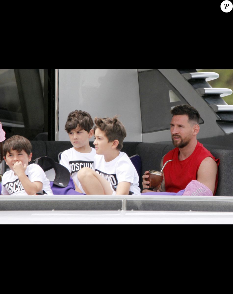 Lionel Messi, sa femme Antonela et leurs enfants se détendent sur un yacht avec Cesc Fabregas, sa femme Daniella et leurs enfants à Ibiza le 20 juin 2022.