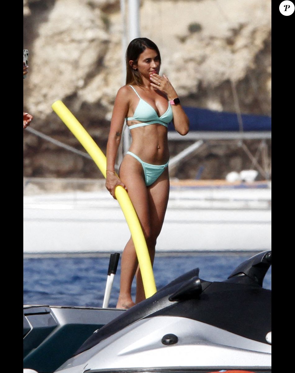 Lionel Messi, sa femme Antonela et leurs enfants se détendent sur un yacht avec Cesc Fabregas, sa femme Daniella et leurs enfants à Ibiza le 20 juin 2022.