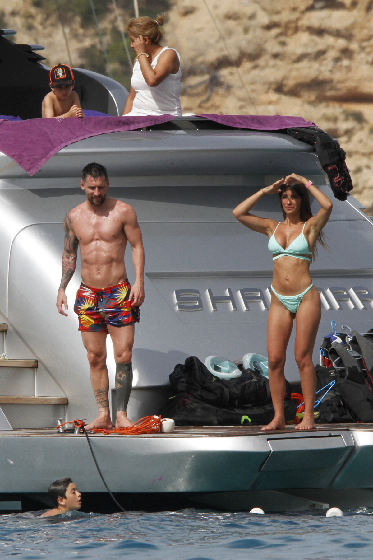 Photo : Lionel Messi, sa femme Antonela et leurs enfants se détendent sur  un yacht avec Cesc Fabregas, sa femme Daniella et leurs enfants à Ibiza le  20 juin 2022. - Purepeople