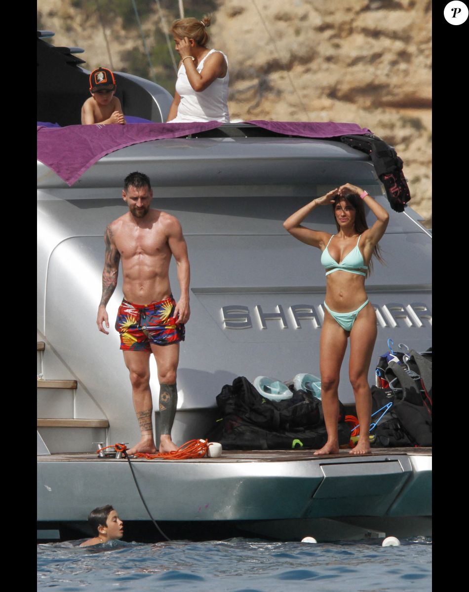 Lionel Messi, sa femme Antonela et leurs enfants se détendent sur un yacht avec Cesc Fabregas, sa femme Daniella et leurs enfants à Ibiza le 20 juin 2022.