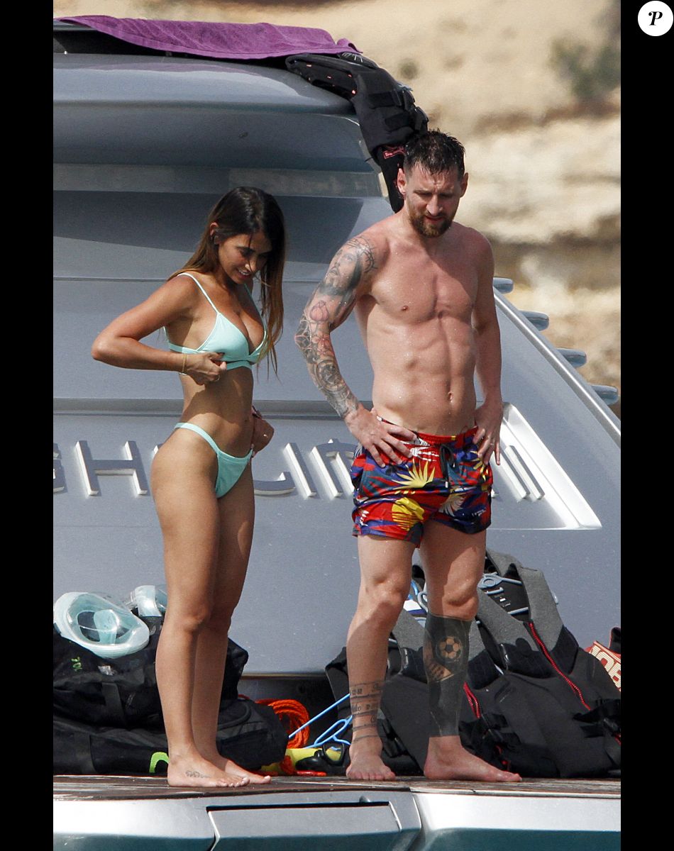 Lionel Messi, sa femme Antonela et leurs enfants se détendent sur un yacht avec Cesc Fabregas, sa femme Daniella et leurs enfants à Ibiza le 20 juin 2022.