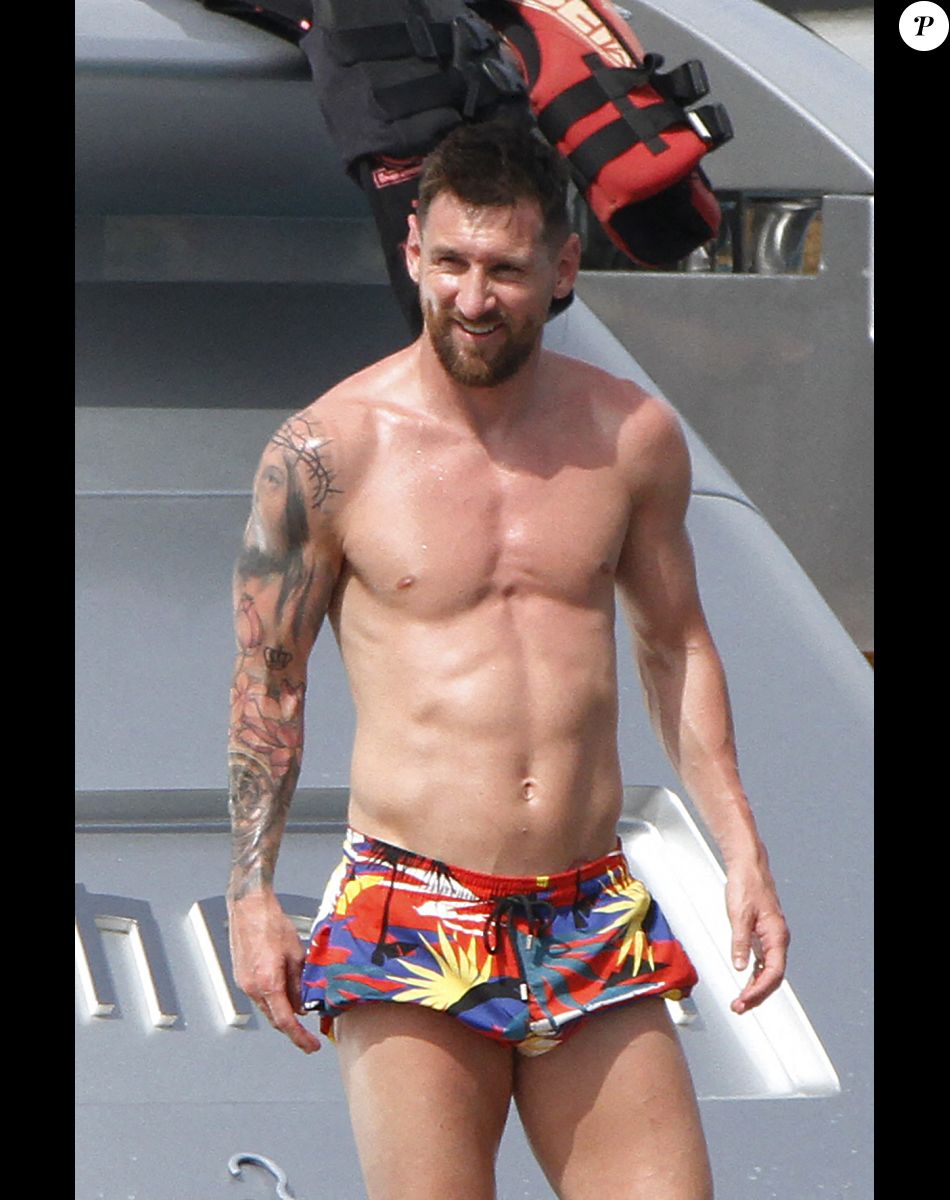 Lionel Messi, sa femme Antonela et leurs enfants se détendent sur un yacht avec Cesc Fabregas, sa femme Daniella et leurs enfants à Ibiza le 20 juin 2022.