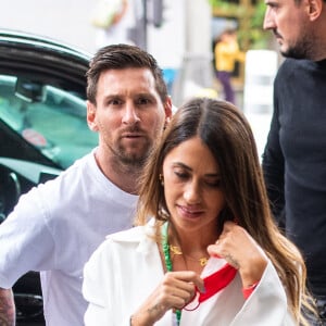 Exclusif - Antonella Roccuzzo (ensemble survêtement noir Adidas) sort de l'hôtel Royal Monceau pour aller faire du shopping chez Zara pour acheter une tenue et aller ensuite déjeuner au restaurant avec son mari. Antonella veut rester la plus belle pour son Leo après 20 ans de vie commune et 3 enfants. Elle retourne à l'hôtel pour se changer avant de rejoindre son mari Lionel Leo Messi, qui revient de son entraînement avec le Paris Saint-Germain (PSG), au restaurant parisien. Le couple est ensuite retourné dans leur hôtel.