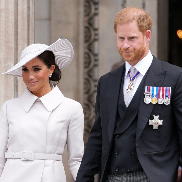 Le prince Harry, duc de Sussex, et Meghan Markle, duchesse de Sussex - Les membres de la famille royale et les invités à la sortie de la messe du jubilé, célébrée à la cathédrale Saint-Paul de Londres, Royaume Uni.