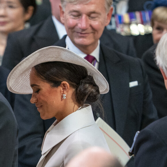 Le prince Harry, duc de Sussex, et Meghan Markle, duchesse de Sussex - Les membres de la famille royale et les invités lors de la messe célébrée à la cathédrale Saint-Paul de Londres, dans le cadre du jubilé de platine (70 ans de règne) de la reine Elisabeth II d'Angleterre. Londres, le 3 juin 2022. 