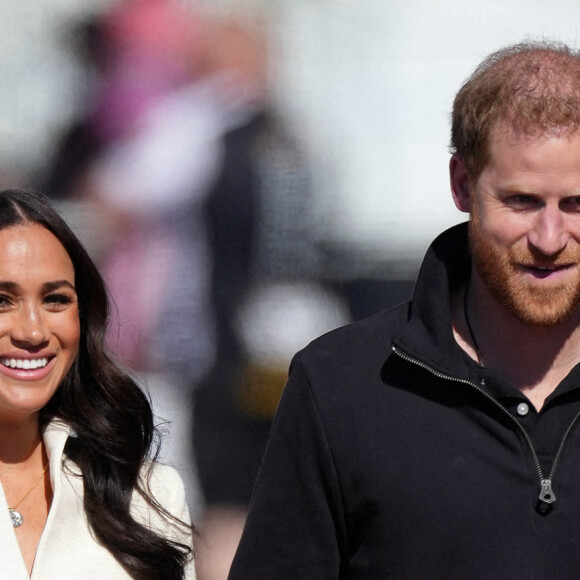 Le prince Harry et Meghan Markle assistent à la finale d'athlétisme, au deuxième jour des Invictus Games 2020 à La Haye, le 17 avril 2022. 