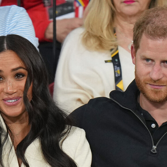 Le prince Harry et Meghan Markle assistent à la finale d'athlétisme, au deuxième jour des Invictus Games 2020 à La Haye, le 17 avril 2022. 