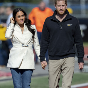 Le prince Harry et Meghan Markle assistent à la finale d'athlétisme, au deuxième jour des Invictus Games 2020 à La Haye, le 17 avril 2022. 