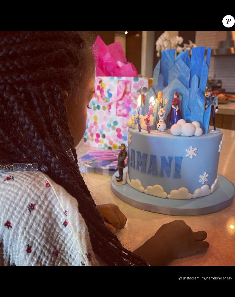 Amani-Nour, la petite dernière d'Omar et Hélène Sy, a fêté ses 4 ans avec un gâteau de la Reine des Neiges, le 18 septembre 2021.