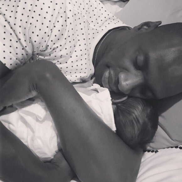 Omar Sy avec son enfant dans ses bras, publication Instagram du 21 juin 2020.