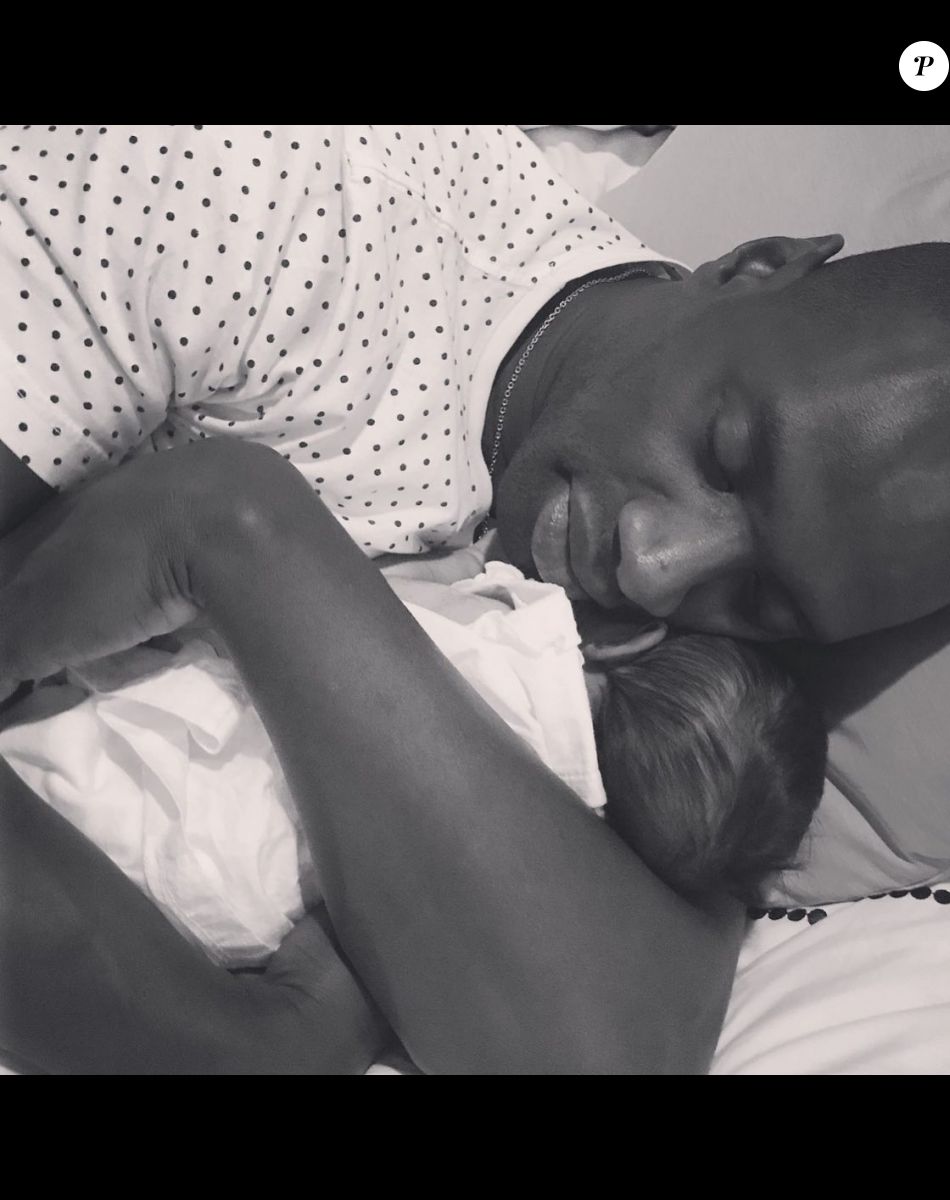 Omar Sy avec son enfant dans ses bras, publication Instagram du 21 juin 2020.