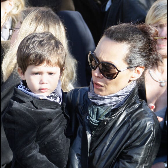 Hélène Bizot et son fils Jean, aux obsèques de Guillaume Depardieu en octobre 2008