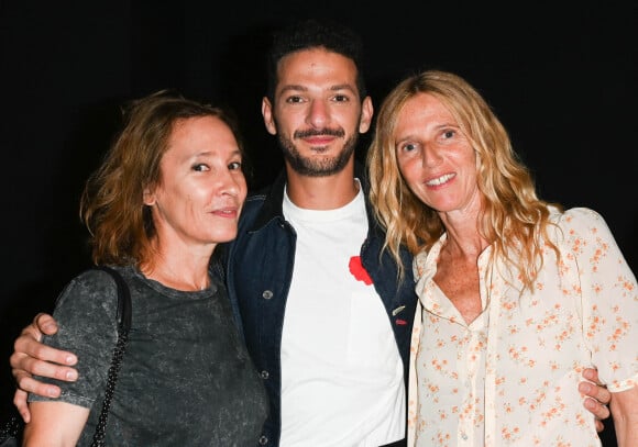 Exclusif - Emmanuelle Bercot, Vincent Dedienne et Sandrine Kiberlain - 100e du spectacle de Vincent Dedienne, "Un soir de gala", au théâtre Marigny. Paris, le 27 juin 2022. © Coadic Guirec/Bestimage