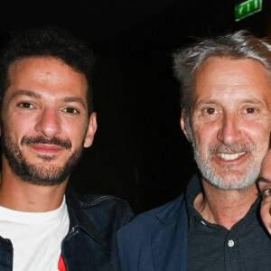 Exclusif - Vincent Dedienne, Antoine de Caunes et sa femme Daphné Roulier - 100e du spectacle de Vincent Dedienne, "Un soir de gala", au théâtre Marigny. Paris, le 27 juin 2022. © Coadic Guirec/Bestimage