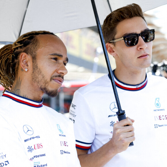 Lewis Hamilton en tenue décontractée se balade dans le paddock en marge du Grand Prix de Formule 1 d'Azerbaïdjan le 12 juin 2022. © Hoch Zwei via ZUMA Press Wire / Bestimage