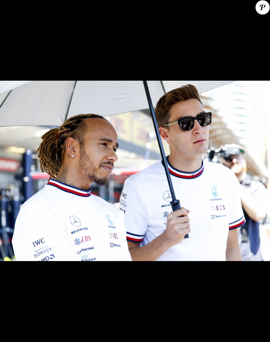 Lewis Hamilton en tenue décontractée se balade dans le paddock en marge du Grand Prix de Formule 1 d'Azerbaïdjan le 12 juin 2022. © Hoch Zwei via ZUMA Press Wire / Bestimage