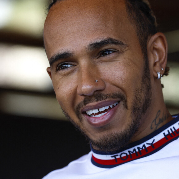 Lewis Hamilton arpente le circuit de Bakou, la veille du Grand Prix de F1 d'Azerbaïdjan, et F.Briatore retrouve C.Horner autour d'un verre. Le 10 juin 2022. © DPPI / Panoramic / Bestimage