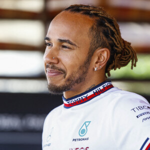 Lewis Hamilton arpente le circuit de Bakou, la veille du Grand Prix de F1 d'Azerbaïdjan, et F.Briatore retrouve C.Horner autour d'un verre. Le 10 juin 2022. © DPPI / Panoramic / Bestimage