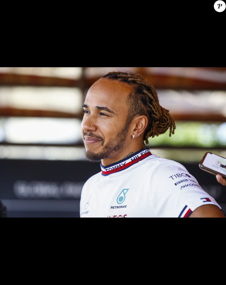 Lewis Hamilton arpente le circuit de Bakou, la veille du Grand Prix de F1 d'Azerbaïdjan, et F.Briatore retrouve C.Horner autour d'un verre. Le 10 juin 2022. © DPPI / Panoramic / Bestimage