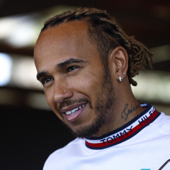 Lewis Hamilton prend des photos avec des fans et répond aux questions des journalistes deux jours avant le Grand Prix de F1 d'Azerbaïdjan sur le circuit de Bakou.