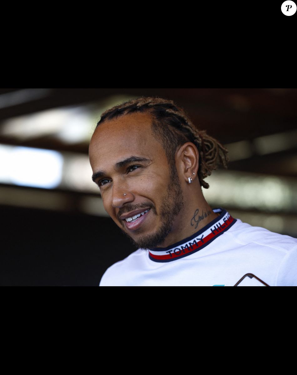 Lewis Hamilton prend des photos avec des fans et répond aux questions des journalistes deux jours avant le Grand Prix de F1 d'Azerbaïdjan sur le circuit de Bakou.