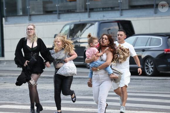 Des personnes blessées par une fusillade le 3 juillet 2022 dans le centre commercial Fields à Copenhague au Danemark, faisant fuir la centaine de personnes qui étaient sur place.