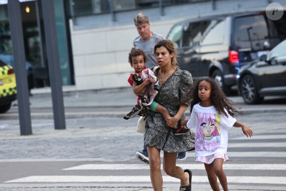 Des personnes blessées par une fusillade le 3 juillet 2022 dans le centre commercial Fields à Copenhague au Danemark, faisant fuir la centaine de personnes qui étaient sur place.