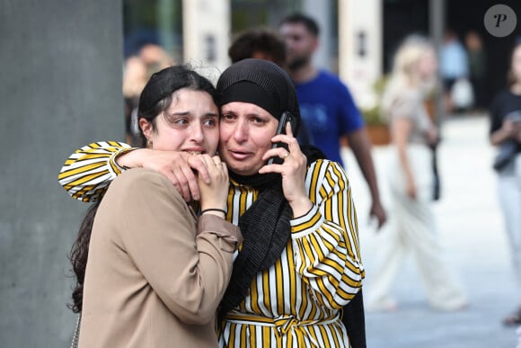 Des personnes blessées par une fusillade le 3 juillet 2022 dans le centre commercial Fields à Copenhague au Danemark, faisant fuir la centaine de personnes qui étaient sur place.