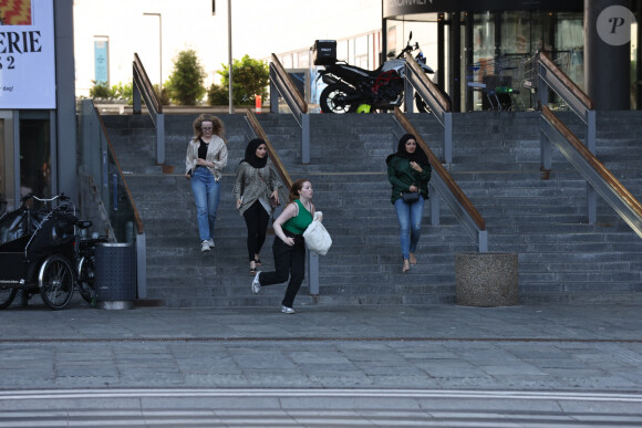 Des personnes blessées par une fusillade le 3 juillet 2022 dans le centre commercial Fields à Copenhague au Danemark, faisant fuir la centaine de personnes qui étaient sur place.