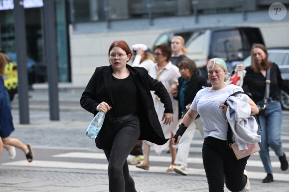 Des personnes blessées par une fusillade le 3 juillet 2022 dans le centre commercial Fields à Copenhague au Danemark, faisant fuir la centaine de personnes qui étaient sur place.