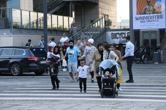 Des personnes blessées par une fusillade le 3 juillet 2022 dans le centre commercial Fields à Copenhague au Danemark, faisant fuir la centaine de personnes qui étaient sur place.