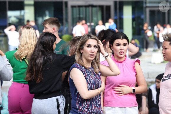 Des personnes blessées par une fusillade le 3 juillet 2022 dans le centre commercial Fields à Copenhague au Danemark, faisant fuir la centaine de personnes qui étaient sur place.