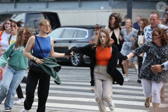 Des personnes blessées par une fusillade le 3 juillet 2022 dans le centre commercial Fields à Copenhague au Danemark, faisant fuir la centaine de personnes qui étaient sur place.