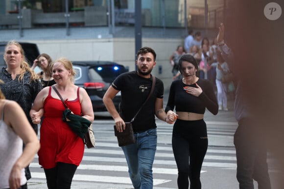 Des personnes blessées par une fusillade le 3 juillet 2022 dans le centre commercial Fields à Copenhague au Danemark, faisant fuir la centaine de personnes qui étaient sur place.