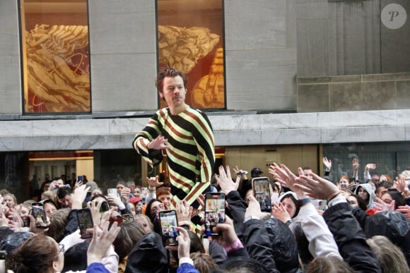 Harry Styles donnant un concert devant le Rockefeller Center pour l'émission NBC Today à New York