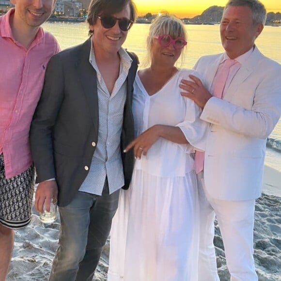 Christine Bravo et son mari Stéphane pose avec Thomas Dutronc et Jordan De Luxe lors de la soirée de leur mariage en Corse le 11 juin 2022.