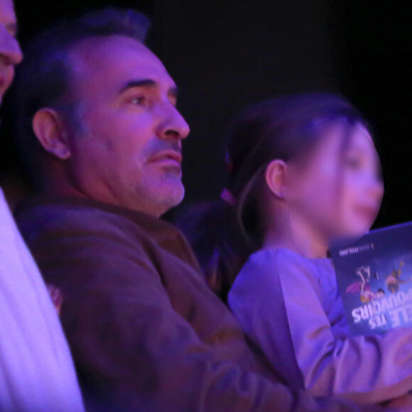 Jean Dujardin, sa femme Nathalie Péchalat et leur fille Jeanne assistent au gala de clôture des championnats du monde de patinage artistique 2022 à Montpellier le 27 mars 2022.