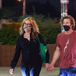 Julia Roberts se balade main dans la main avec son mari Daniel Moder dans les rues de Los Angeles. Le couple porte un masque et promène leur chien. Le 29 juillet 2021 