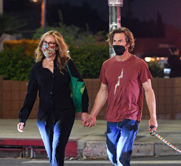 Julia Roberts se balade main dans la main avec son mari Daniel Moder dans les rues de Los Angeles. Le couple porte un masque et promène leur chien. Le 29 juillet 2021 