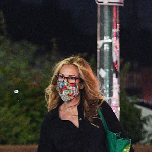 Julia Roberts se balade main dans la main avec son mari Daniel Moder dans les rues de Los Angeles. Le couple porte un masque et promène leur chien. Le 29 juillet 2021 