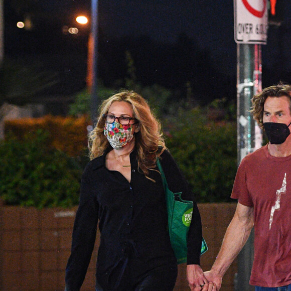 Julia Roberts se balade main dans la main avec son mari Daniel Moder dans les rues de Los Angeles. Le couple porte un masque et promène leur chien. Le 29 juillet 2021 