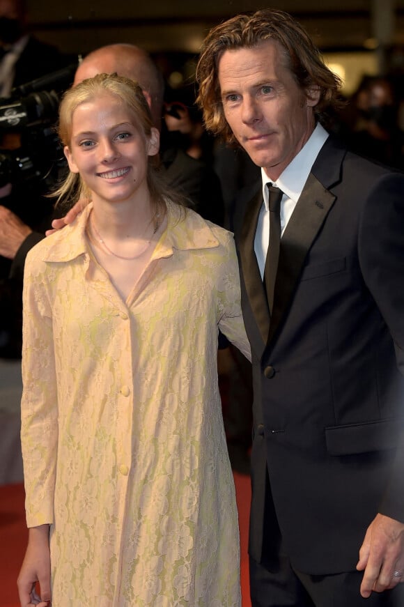 Danny Moder (Daniel Moder) et sa fille Hazel Moder (fille de Julia Roberts) - Montée des marches du film " Flag Day" lors du 74ème Festival International du Film de Cannes. Le 10 juillet 2021 