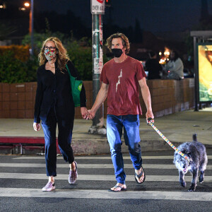 Julia Roberts se balade main dans la main avec son mari Daniel Moder dans les rues de Los Angeles. Le couple porte un masque et promène leur chien. Le 29 juillet 2021 