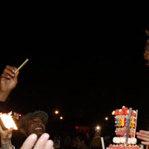 Yannick Noah et Joalukas Noah (gâteau) lors de la soirée d'anniversaire de Joalukas Noah, fils de Yannick Noah et Isabelle Camus, pour ses 18 ans à Paris le 10 juin 2022. © Cyril Moreau / Bestimage 