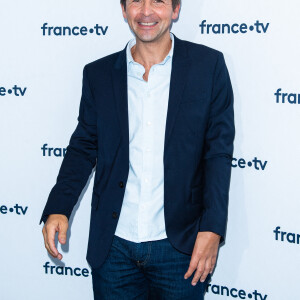 Thomas Sotto lors du photocall dans le cadre de la conférence de presse de France Télévisions au Pavillon Gabriel à Paris, France, le 24 août 2021. © Pierre Perusseau/Bestimage 