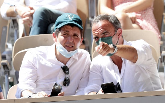 Thomas Sotto et Nikos Aliagas dans les tribunes des Internationaux de France de Roland Garros à Paris le 11 juin 2021. © Dominique Jacovides / Bestimage 