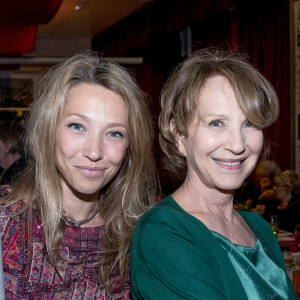 Laura Smet et sa mère Nathalie Baye - Soirée en l'honneur de Nathalie Baye, organisée par Louis Michel Colla, à La Chope des Puces, restaurant mythique de Marcel Campion à Saint-Ouen. Le 30 avril 2018 © Cyril Moreau / Bestimage 