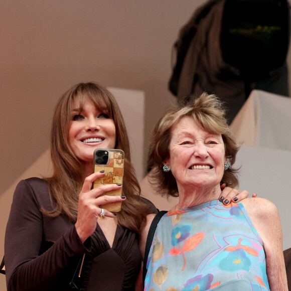 Carla Bruni-Sarkozy et sa mère Marisa Boroni - Montée des marches du film " Les Amandiers " lors du 75ème Festival International du Film de Cannes. Le 22 mai 2022 © Dominique Jacovides / Bestimage 